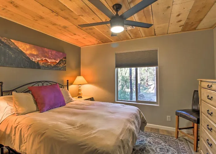 Holiday home 1 Mi To Rainbow Lake: Newly Built & Woodsy Retreat *
