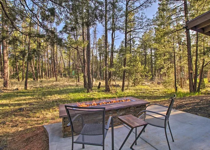 Holiday home 1 Mi To Rainbow Lake: Newly Built & Woodsy Retreat