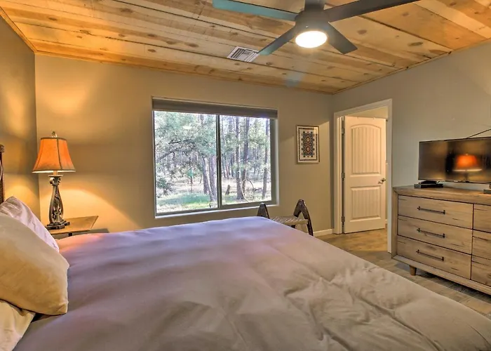 Holiday home 1 Mi To Rainbow Lake: Newly Built & Woodsy Retreat