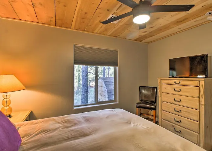 Holiday home 1 Mi To Rainbow Lake: Newly Built & Woodsy Retreat